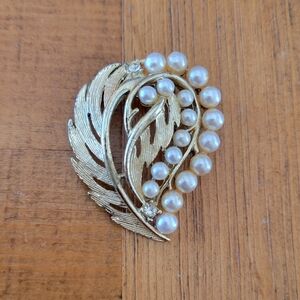 Vintage Brushed Gold Tone Faux Pearl Rhinestone Leaves Swirl Brooch Pin